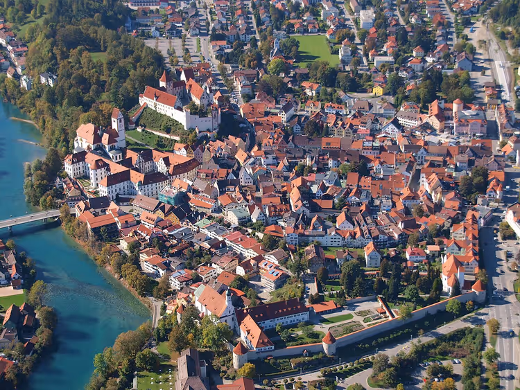 Panorama von Füssen mit Lech und Schloss