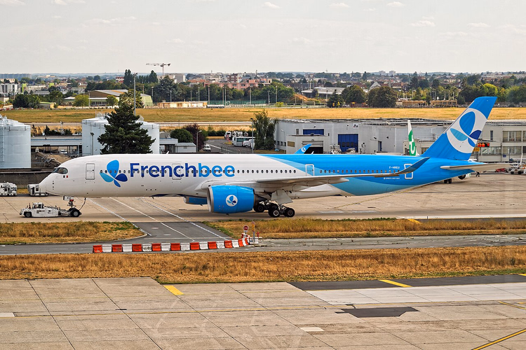 Airbus A350 fra French Bee takser på flyplassen