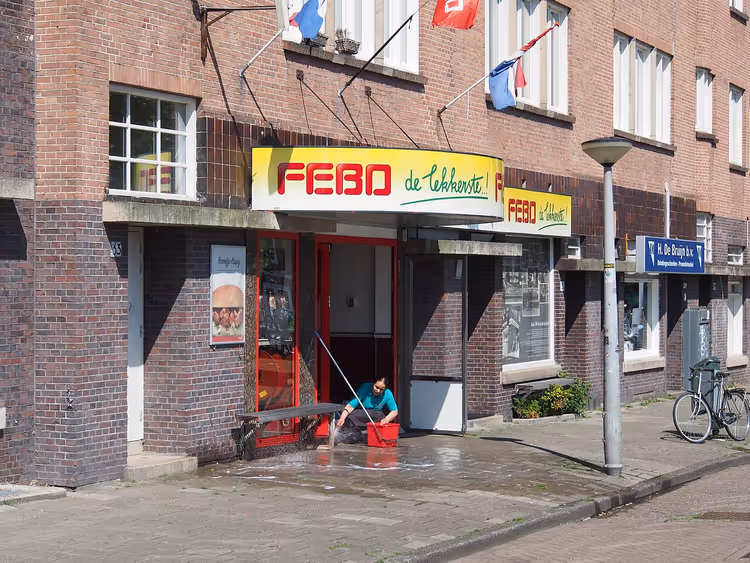 FEBO-snackbar-fasade med gult skilt