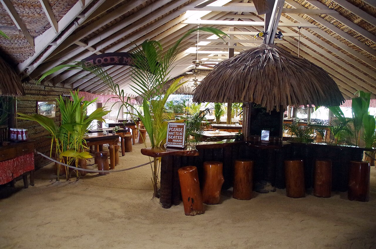Kum zeminli ve saz çatılı restoran yemek salonu