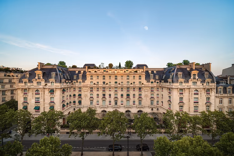 Fasaden til The Peninsula Paris-hotell sett fra gaten