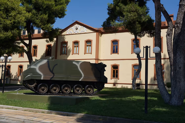 Задний фасад Военного музея с бронетехникой