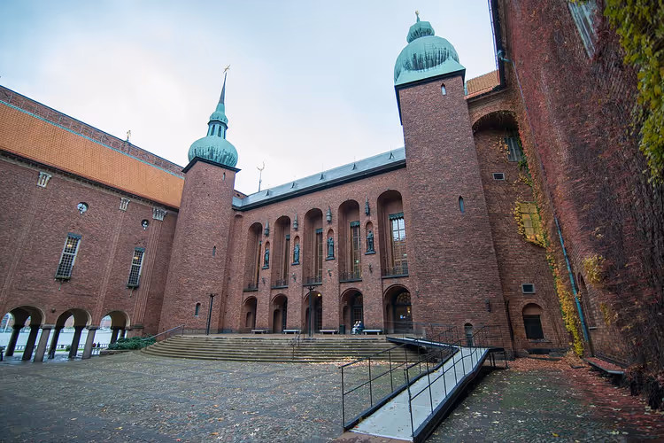 Gevel van het Stadhuis van Stockholm met groene koepels