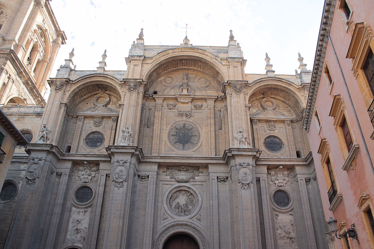 Barockfassade der Kathedrale von Granada mit drei Bögen