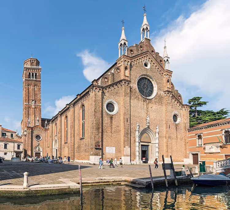 Fasaden til Frari-basilikaen og klokketårnet i Venezia