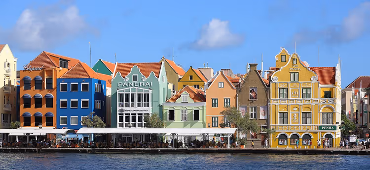 Curaçao Willemstad'da Handelskade'nin renkli cepheleri
