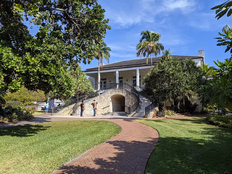 Bâtiment avec un escalier en pierre dans un jardin botanique tropical