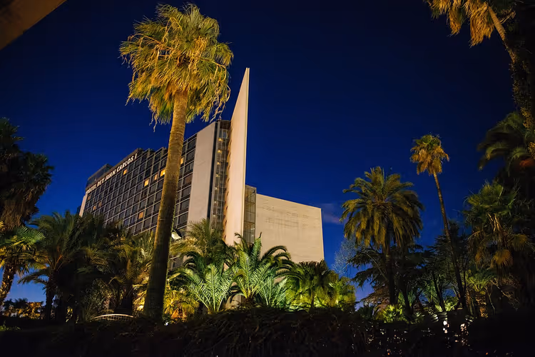 Fairmont Rey Juan Carlos I-hotellet om natten blant palmer