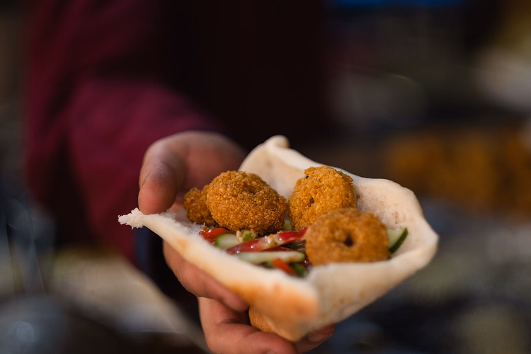 Falafelbällchen mit Gemüse im Fladenbrot