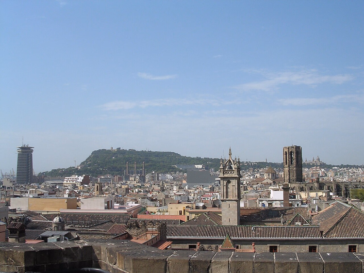Montjuïc-heuvel boven de daken van het oude Barcelona