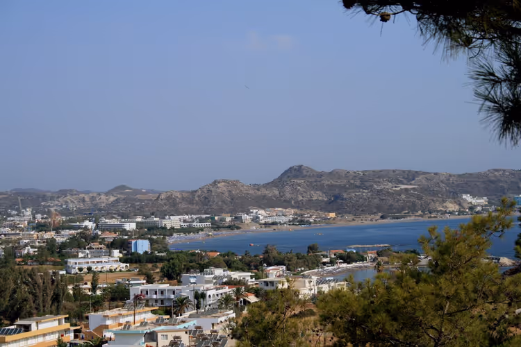 Panorama van Faliraki met de zee en witte huizen
