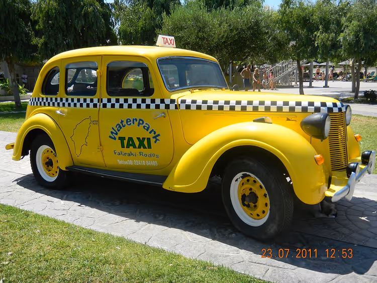 Gelbes Waterpark-Taxi in Faliraki