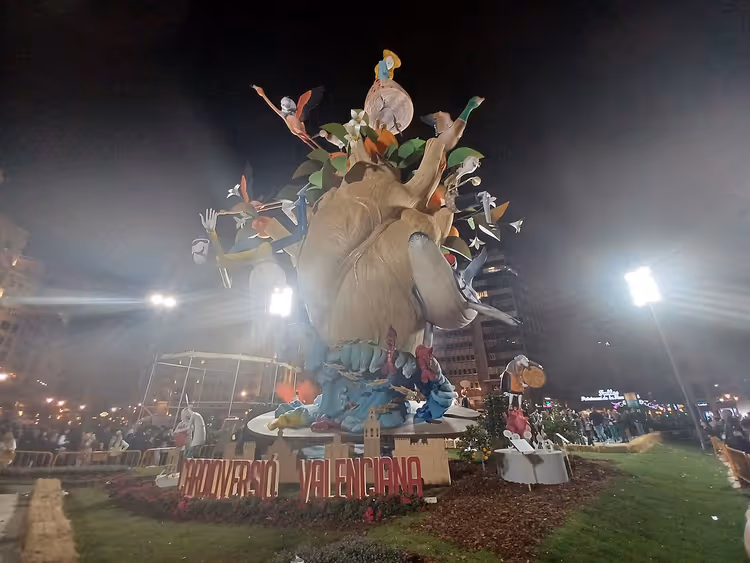 Nächtliche Falla auf einem Platz in Valencia