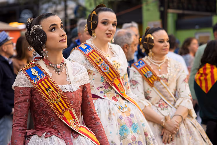 Traditionelle Fallera-Kostüme beim Fest in Valencia