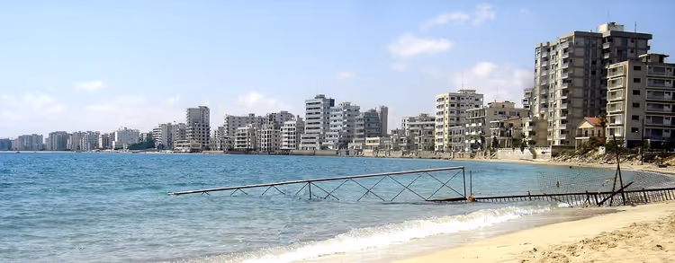 Leeg strand van Varosha met hoogbouw hotels
