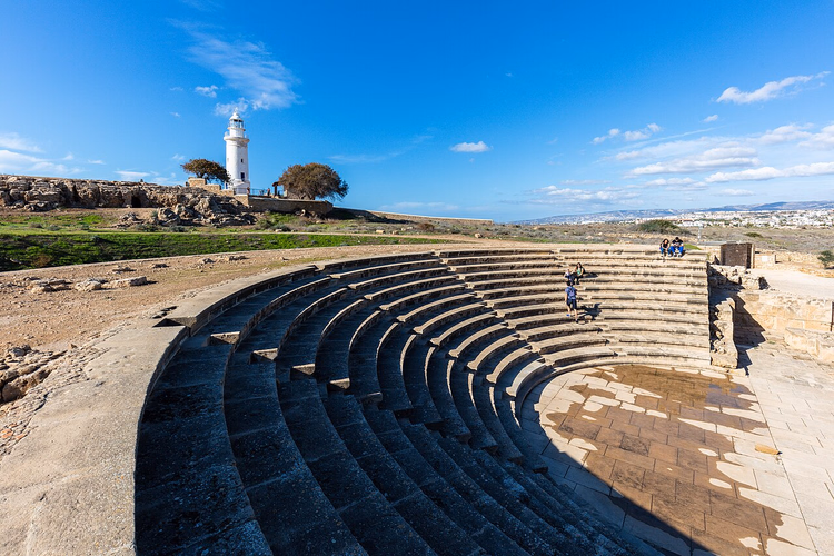 Antiek Odeon van Paphos en de witte vuurtoren