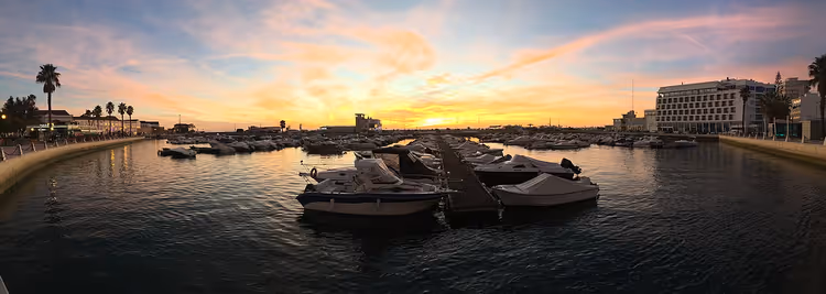 Marina von Faro mit Booten bei Sonnenuntergang