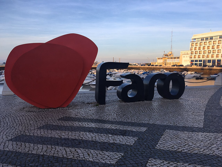 Faro-Schild an der Yachtmarina von Faro