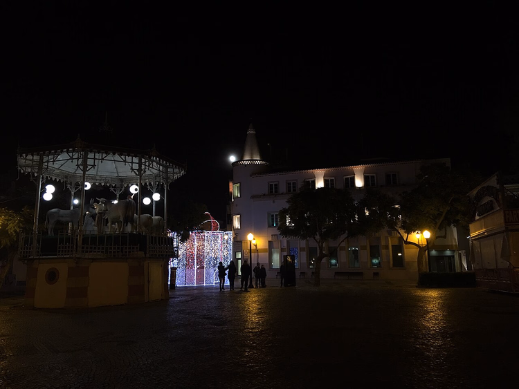 Platz in Faro bei Nacht mit festlichem Musikpavillon