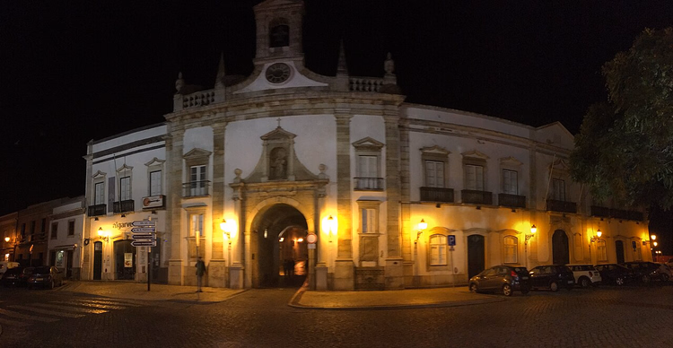 Arco da Vila en Faro de noche