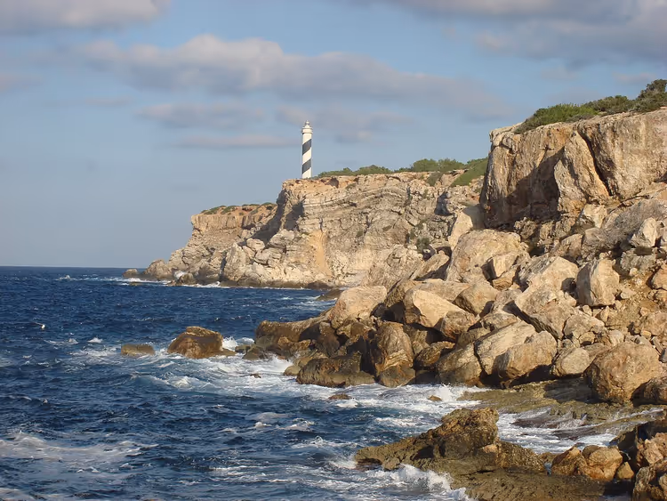 Portinatx'te kayalık kıyıdaki deniz feneri