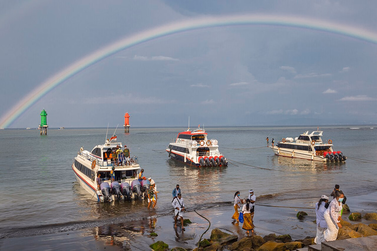 Schnellboote im Hafen von Sanur unter einem Regenbogen