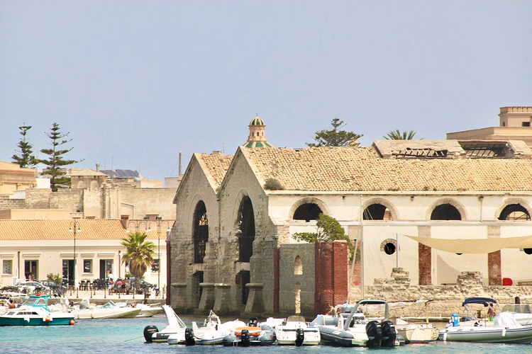 Favignana limanındaki eski Florio ton balığı işletmesinin binaları