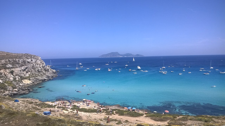 Yatlar ve Levanzo ile turkuaz Cala Rossa koyu