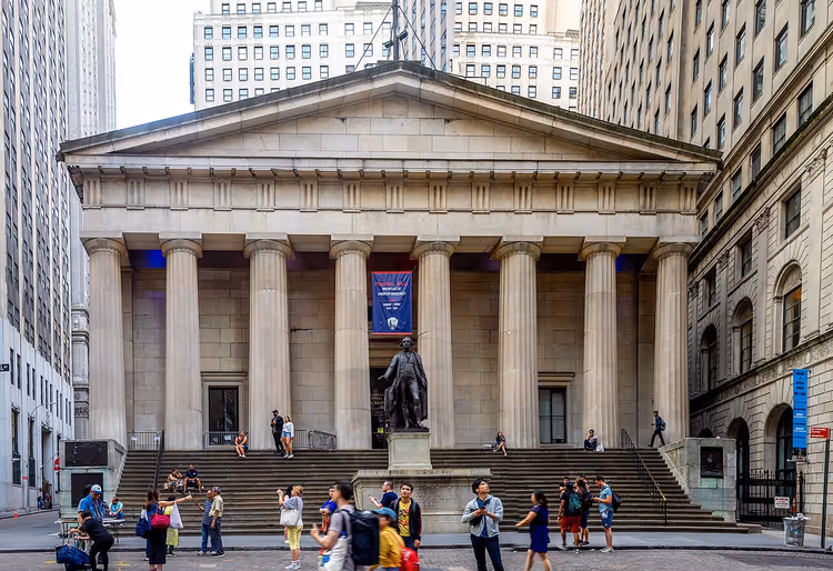 Здание Federal Hall с колоннадой и статуей Вашингтона
