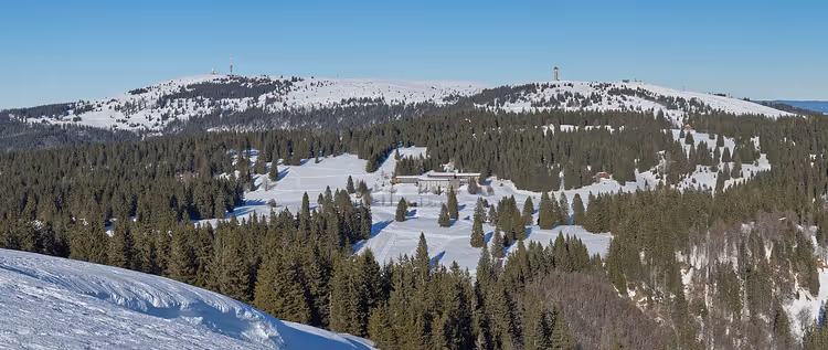 Verschneites Panorama des Feldbergs im Schwarzwald