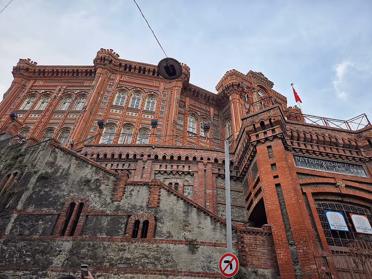 Backsteinrotes Gebäude des Fener Rum Lisesi in Fener