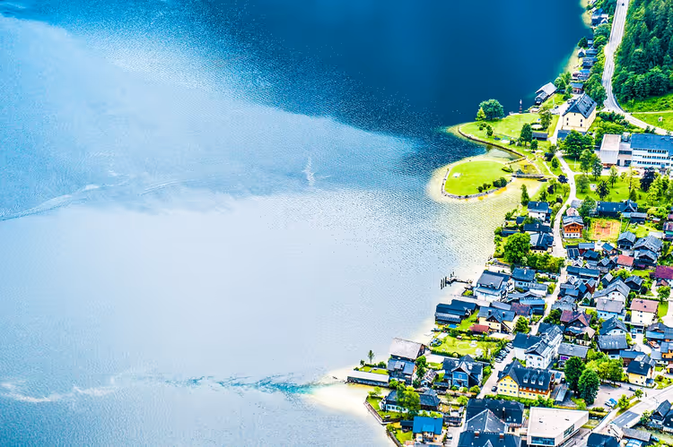 Yukarıdan Hallstatt: dağın yanında göl ve evler
