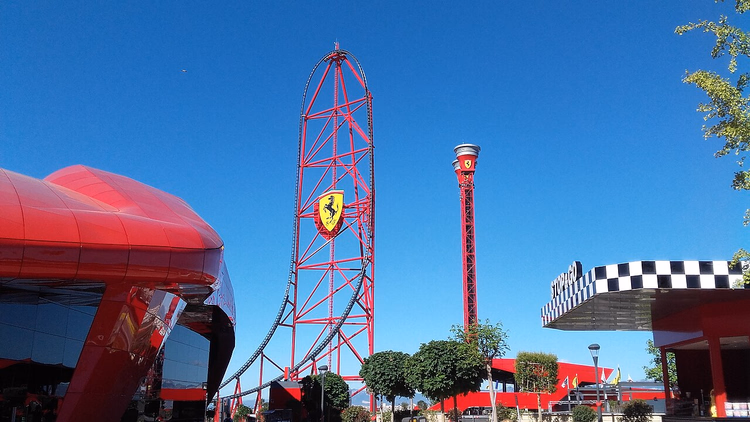 Горка Red Force и башни Ferrari Land