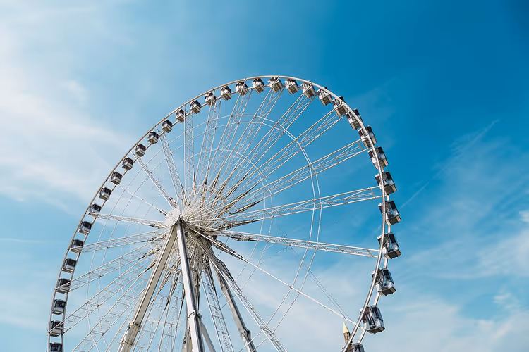Riesenrad in Paris vor dem Himmel