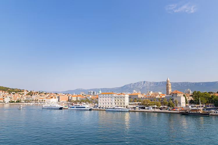 Panorama van Split vanaf zee met klokkentoren