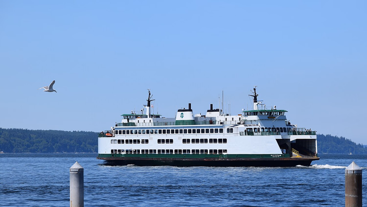 Hvit og grønn ferge i Puget Sound