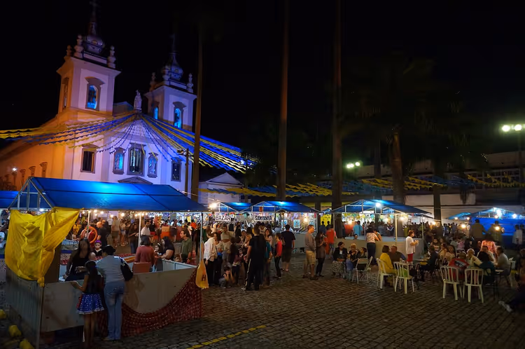 Bunte Fahnen und Leckereien bei den Festas Juninas