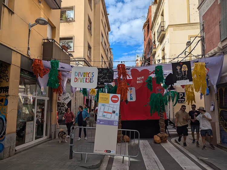 Geschmückte Straße in Gràcia während der Festa Major