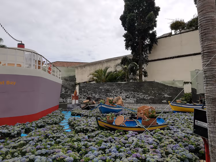 Blumenschmuck mit Schiffen auf Madeira