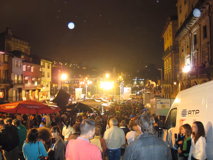 Porto sokaklarında gece festivali kalabalığı