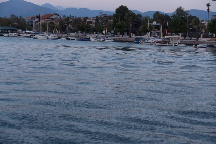 Haven van Fethiye met boten en bergen