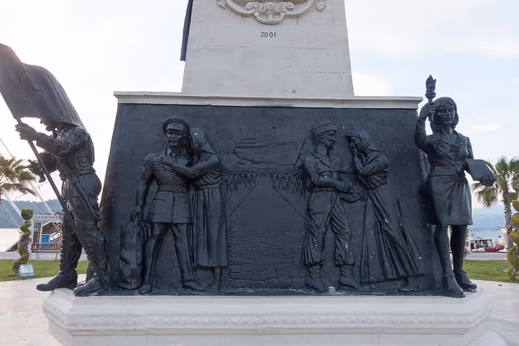 Monument voor gevallen soldaten in Fethiye met bronzen reliëf