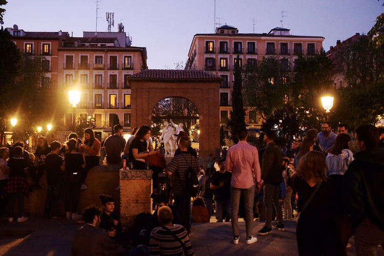 Folla serale in piazza Dos de Mayo a Malasana