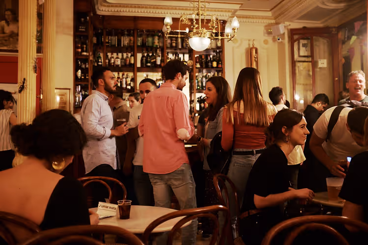 Raflarda şişelerle bar müdavimleri
