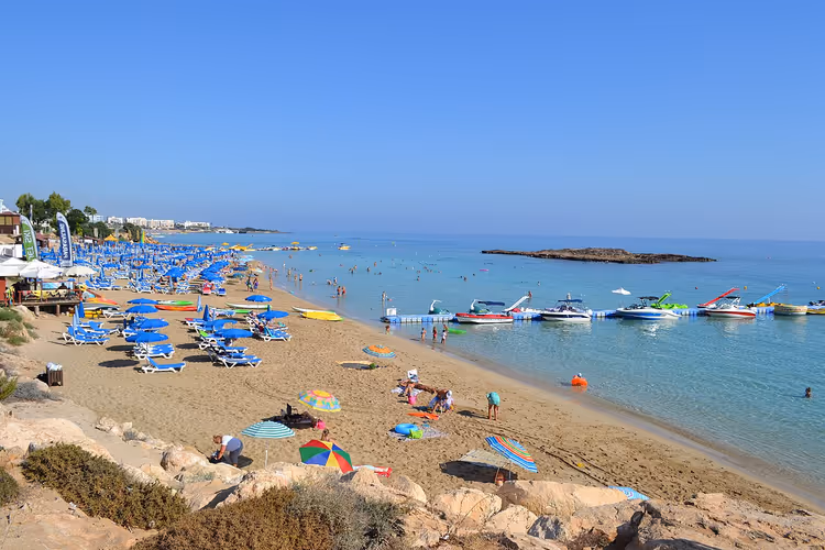 Fig Tree Bay mit türkisfarbenem Wasser auf Zypern