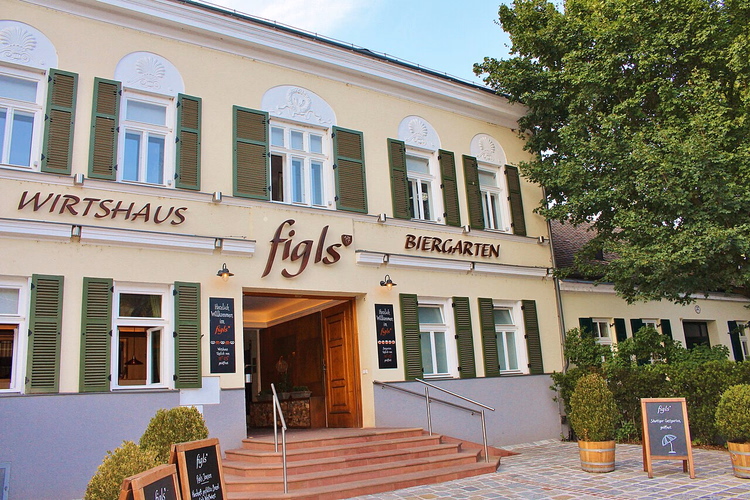 Fassade des Restaurants Figls mit grünen Fensterläden