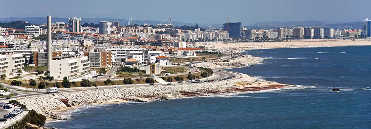 Panorama van Figueira da Foz met een strand en de oceaan
