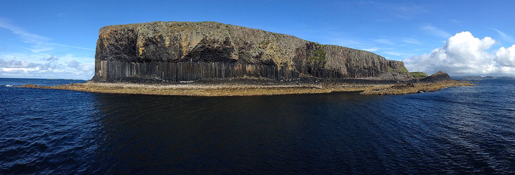 Isle of Staffa med basaltssøyler, sett fra havet