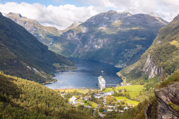 Geirangerfjorden med cruiseskip og bygd sett ovenfra