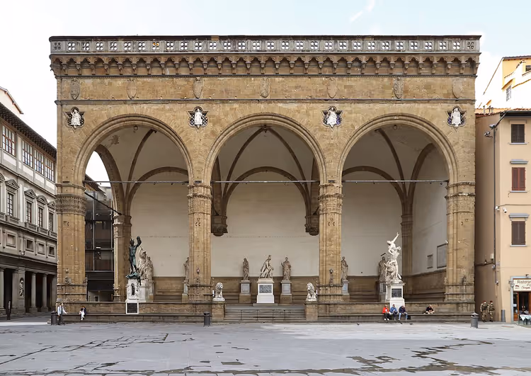 Loggia dei Lanzi met bogen en standbeelden
